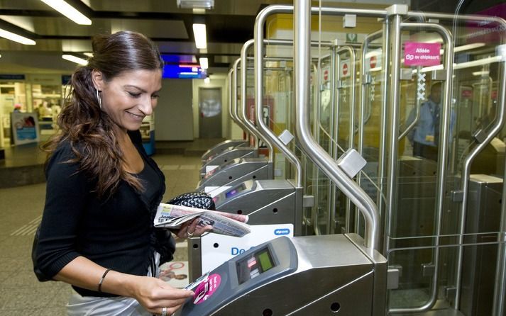 De invoering van de chipkaart in de Amsterdamse metro verloopt soepel. Foto ANP