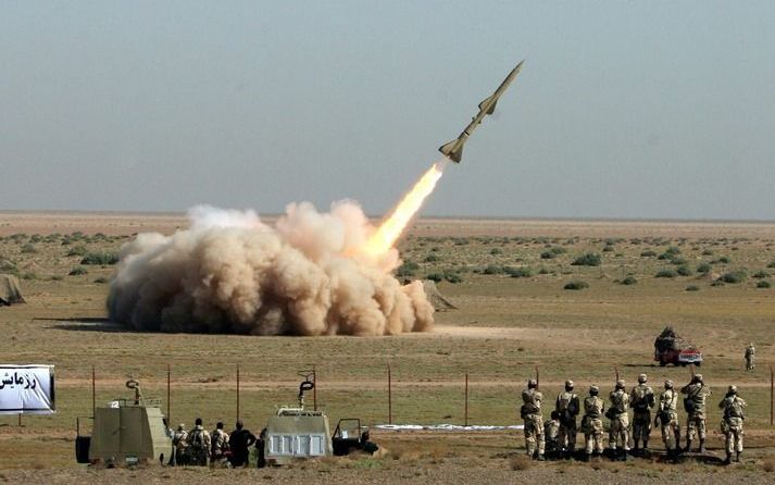 TEHERAN - De Iraanse Revolutionaire Garde heeft maandag voor de tweede opeenvolgende dag raketten getest, meldt de Iraanse staatstelevisie. Deze keer betrof het Shahab- en Shahab-2 raketten, die een bereik hebben van respectievelijk driehonderd en zevenho