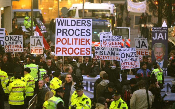 AMSTERDAM – Echte PVV’ers laten hun voorman Wilders niet in de steek. Woensdagmorgen stonden ze met tientallen voor het gerechtsgebouw in Amsterdam, waar het proces tegen de PVV-leider van start ging. Met een menigte aan spandoeken. “Geert Akbar.” Foto AN