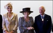 MIDDELBURG - Dr. Richard von Weizsacke samen koningin Beatrix en prinses Maxima na de uitreiking. Foto ANP