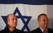 De Israëlische minister van Defensie, Ehud Barak (rechts), zal naar verwachting woensdagmiddag Olmert (links) vragen tijdelijk terug te treden. Foto EPA