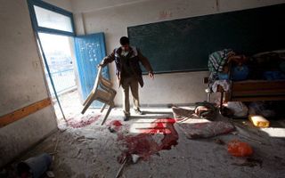 GAZA–STAD – Israël heeft zaterdagochtend een gebouw van de Verenigde Naties in de Gazastrook beschoten. Bij de aanval op een school kwamen een vrouw en een kind om het leven. Foto EPA