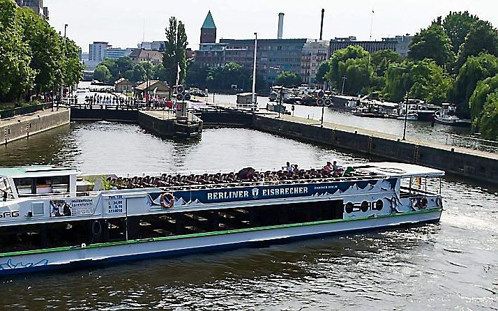 Een cruiseschip moet in Berlijn draaien omdat een sluis wordt geblokkeerd door actievoerders. Foto EPA