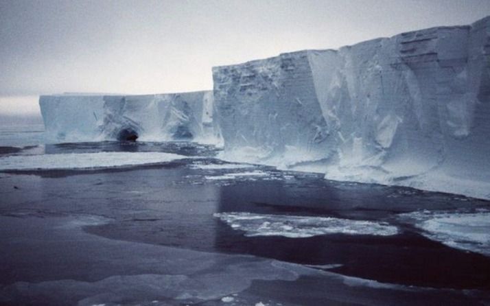 Het ijs van de twee ijsbergen is ongeveer een vijfde van de totale hoeveelheid water die jaarlijks in de hele wereld wordt verbruikt. Foto EPA