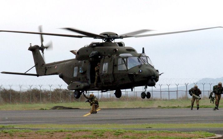 DEN HELDER – De Nederlandse luchtmacht heeft maandag eindelijk de langverwachte nieuwe NH–90 helikopter in bezit gekregen. Foto EPA