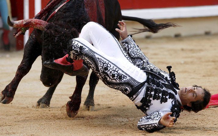 Op de eerste dag van het stierenrennen in de Noord–Spaanse stad Pamplona zijn dertien mensen met verwondingen in het ziekenhuis opgenomen. Foto EPA