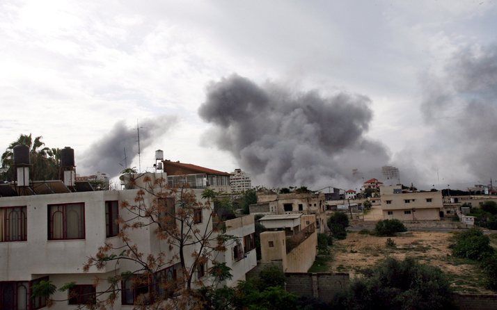 GAZA-STAD - Rook boven Gaza-stad na een raketaanval op een Palestijnse veiligheidspost. Foto EPA