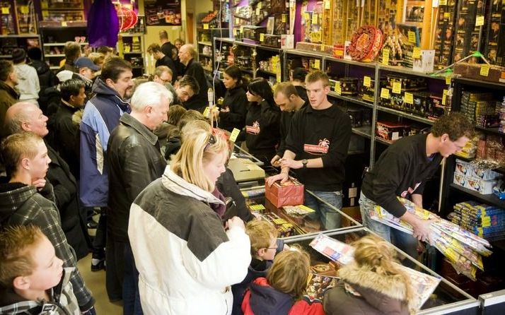 Oogchirurg Jan-Tjeerd de Faber pleit voor afschaffing van het consumentenvuurwerk. Foto: Vuurwerkverkoop in Pijnacker. Foto ANP.