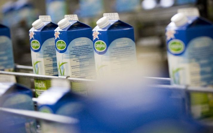 De nieuwe zuivelonderneming FrieslandCampina, die is ontstaan door de fusie tussen Friesland Foods en Campina, mag zich Koninklijk noemen. Foto: de productielijn van zuivelfabrikant Campina in Eindhoven. Foto ANP