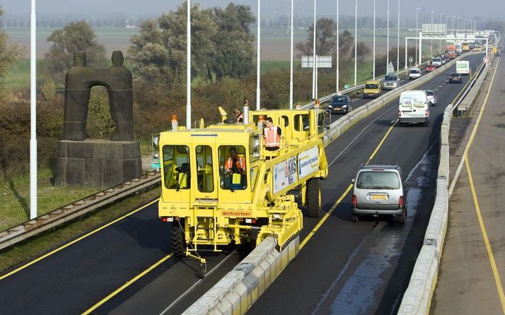 De brug was in de periode van september tot december nog voorzien van een nieuwe laag asfalt. In eerste instantie werd gedacht dat de vorst de boosdoener was. Nu blijkt de barrier de boosdoener. Foto ANP