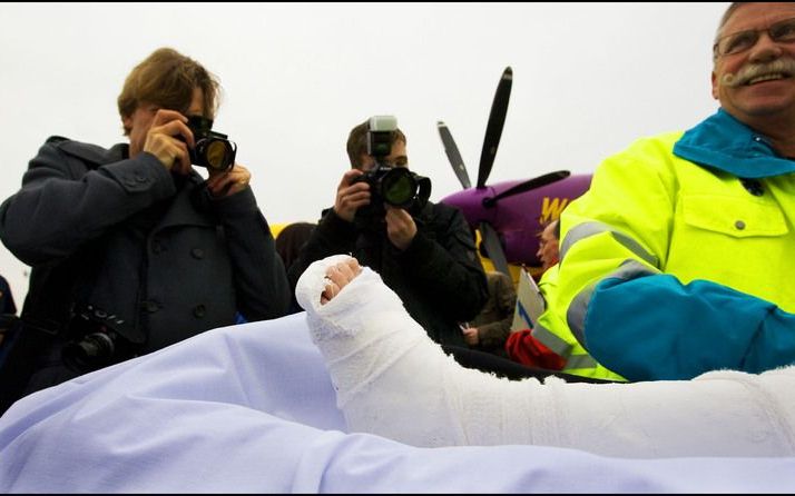 De ANWB heeft de afgelopen wintersportperiode bijna tweehonderd gewonde sneeuwliefhebbers met een gipsvlucht naar huis gebracht. Dat zijn er bijna zeventig minder dan vorig jaar. Foto ANP