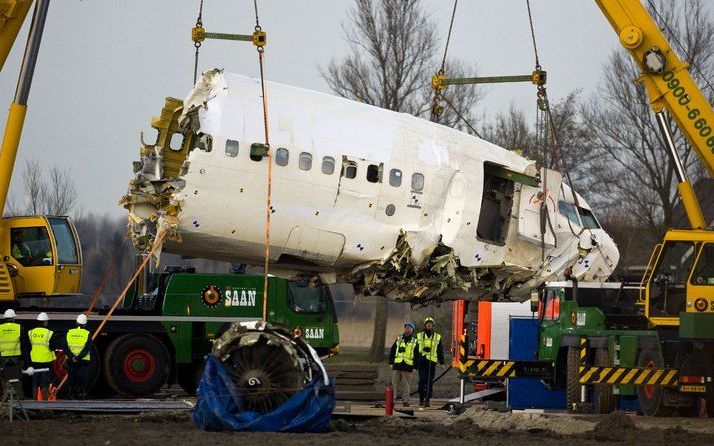 Bergers hebben woensdag aan het begin van de avond de cockpit van het gecrashte Turkse vliegtuig bij Schiphol gelicht. Dat meldde een woordvoerster van Koninklijke Saan, dat de berging van het toestel onder zijn hoede heeft. Foto ANP