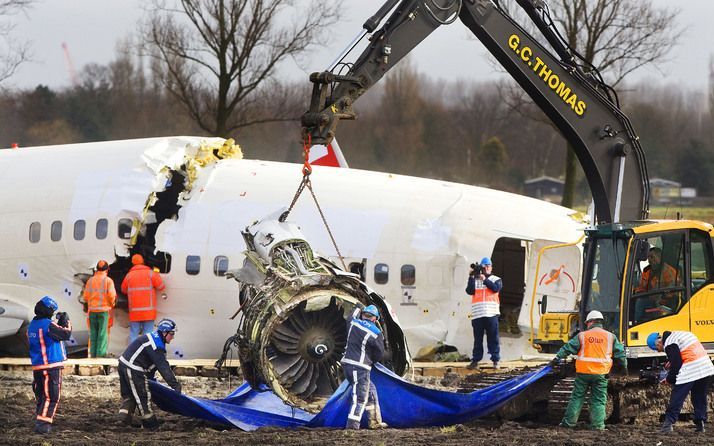 SCHIPHOL - Koninklijke Saan verwacht vrijdag de berging van de wrakstukken van de verongelukte Turkse Boeing te kunnen voltooien. Foto ANP