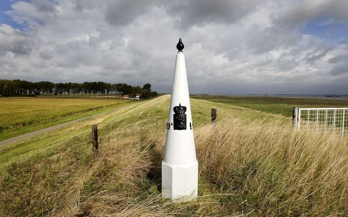 Premier Balkenende zal moeten uitleggen waarom het kabinet wil afzien van het onder water zetten van de Zeeuwse Hedwigepolder om de natuurschade te herstellen die het gevolg is van het verdiepen van de zeearm. Foto ANP