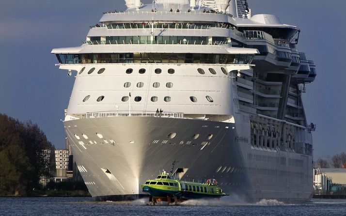 AMSTERDAM - Een draagvleugelboot passeert een cruiseschip op het IJ bij Amsterdam. Foto ANP