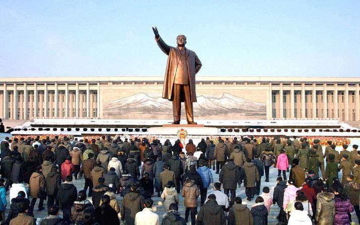 Noord-Koreanen bezoeken op nieuwjaardag het standbeeld van president Kim Il Sung op Mansu Hill in Pyongyang. Foto EPA