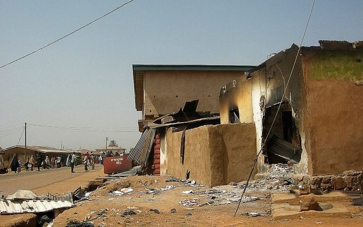 JOS – Het dodental in Nigeria door gevechten tussen christenen en moslims is dinsdag opgelopen van ruim twintig naar bijna tweehonderd. Dat heeft een islamitische geestelijke van de centrale moskee in de stad Jos laten weten. Foto EPA