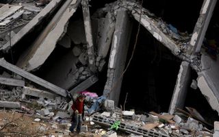 Palestijnen keren terug naar hun verwoeste huizen. Foto's EPA