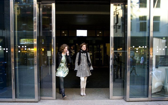 DEN HAAG - Agnes Kant verlaat het gebouw van de Tweede Kamer nadat zij een verklaring afgelegd heeft dat zij per direct het fractievoorzitterschap van de SP neerlegt en afziet van het lijsttrekkerschap van haar partij voor de komende verkiezingen op 9 jun