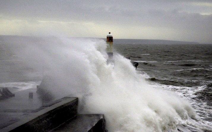 Storm in het zuiden van Wales zorgt voor mooie plaatjes. Foto EPA