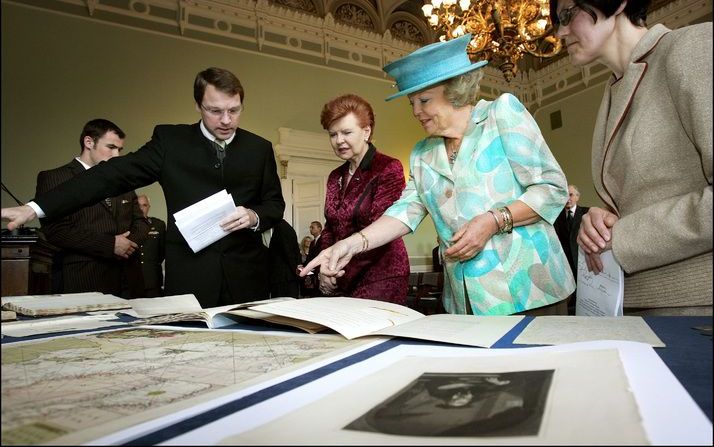 Koninging Beatrix reist woensdag naar Estland. In juni gaat zij naar Litouwen. Vorig jaar mei bezocht zij Letland als eerste van de drie Baltische staten. Foto: koningin Beatrix samen met de Letse president Vike-Freiberga (derde van links) in de universit