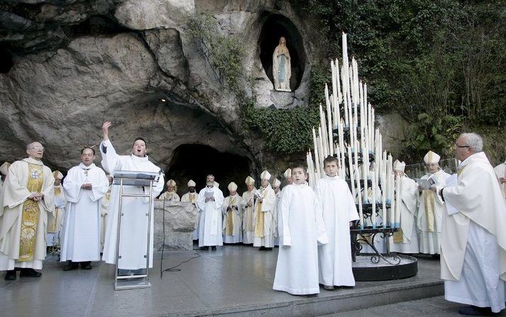 Lourdes herdenkt dit jaar dat de Maria-verschijningen 150 jaar geleden plaatshadden. In het kader daarvan bezoekt paus Benedictus XVI in september het bedevaartsoord. Omdat het doen en laten van Zambelli „het feest” dreigt te bederven, heeft de Franse jui