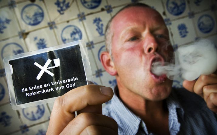 ALKMAAR - Een bezoeker van Cafe Lindeboom laat al rokend zijn pasje van de Enige en Universele Rokerskerk van God zien. Cafe De Lindeboom in Alkmaar wordt woensdag omgedoopt tot Rokerskerk. Met deze actie probeert de uitbater van het cafe het rookverbod t