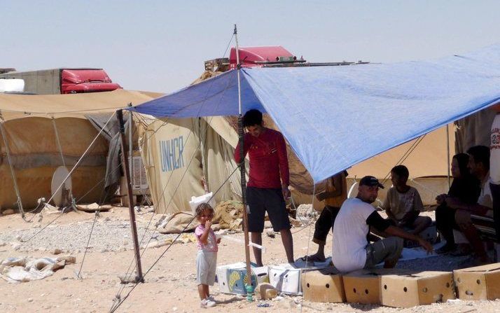 Iraakse vluchtelingen aan de Syrische grens trotseren de hitte en droogte. Foto EPA