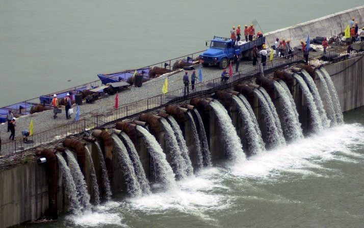 Het water in het stuwmeer van de gigantische Drieklovendam in de Chinese Yangtze-rivier heeft het hoogste punt van dit jaar bereikt. Foto EPA