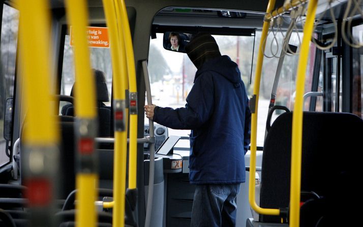 Abdelmallak B. uit Soest is veroordeeld voor het toebrengen van lichamelijk letsel aan een buschauffeur. Op de foto een buspassagier. Foto ANP