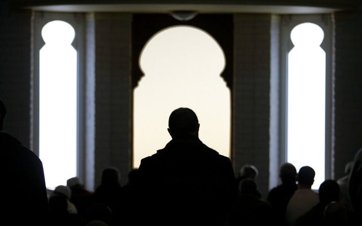 DEN HAAG – De benoeming van de omstreden imam A. Eddaoudi tot geestelijk verzorger bij de krijgsmacht drijft een wig tussen staatssecretaris De Vries van Defensie en de Tweede Kamer, maar verdeelt ook de Kamer zelf. Foto ANP