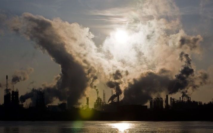 BRUSSEL – De uitstoot van broeikasgas CO2 in de Europese Unie is in 2007 voor het derde opeenvolgende jaar gedaald. Ondanks de bloeiende economie zorgde Nederland voor 0,5 procent minder emissie van broeikasgas dan het voorgaande jaar. Voor de hele EU is 