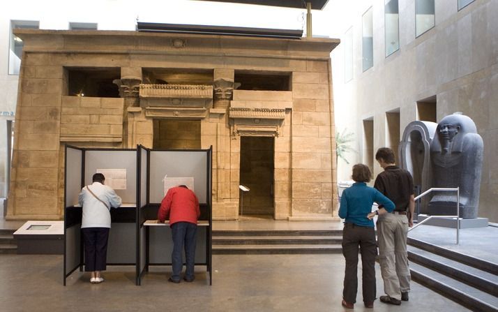 In Roemenië is kort voor de Europese verkiezingen ophef ontstaan over het kopen van stemmen door een regeringspartij. In Nederland konden de mensen donderdag al naar de stembus.