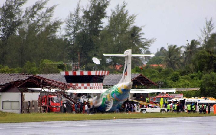 BANGKOK – In het vliegtuig dat dinsdag is neergestort op het Thaise vakantie-eiland Koh Samui, zaten zeker negen Nederlanders. Eerst was sprake van vier Nederlandse inzittenden, maar volgens de Nederlandse ambassade in Bangkok waren toch meer Nederlanders