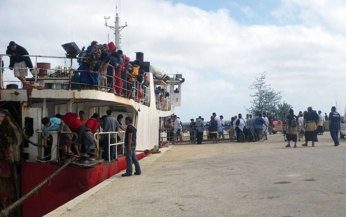 Een boot vol mensen die gered zijn van de zinkende veerboot komt aan op het eiland Lifuka, Tonga. Foto EPA