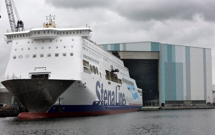 Een nog niet afgebouwde veerboot ligt bij de werf in het Duitse Wismar. Foto EPA