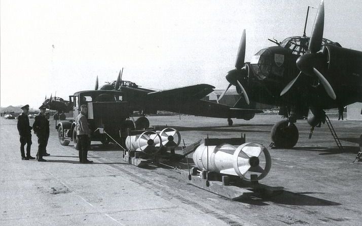 Bommen worden naar Duitse vliegtuigen gesleept. In 1941 en 1942 waren deze Junkers 88’s op de Vliegbasis Leeuwarden gestationeerd. Beeld uit besproken boek