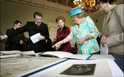 Koninging Beatrix reist woensdag naar Estland. In juni gaat zij naar Litouwen. Vorig jaar mei bezocht zij Letland als eerste van de drie Baltische staten. Foto: koningin Beatrix samen met de Letse president Vike-Freiberga (derde van links) in de universit