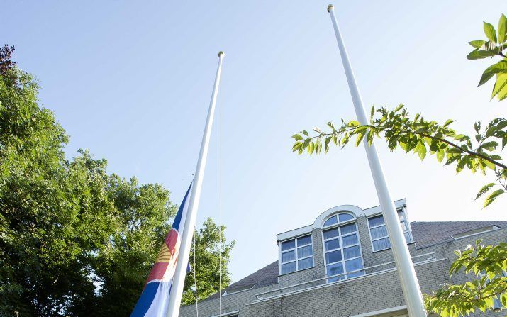 De vlag hangt halfstok aan de Maleisische ambassade in Den Haag. Vanwege de vliegramp met vlucht MH17 is er een dag van nationale rouw afgekondigd. beeld ANP