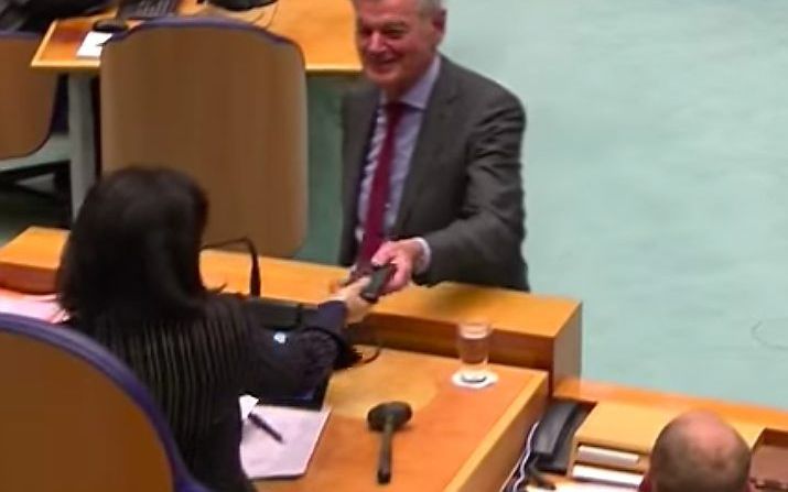 Van Rooijen geeft zijn telefoon af. beeld uit video