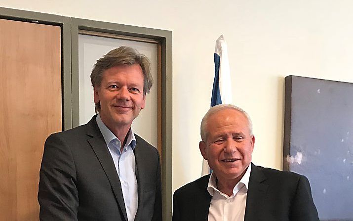 ChristenUnie-Kamerlid Voordewind (l.) met Avi Dichter, voorzitter van de commissie voor buitenlandse zaken in de Knesset – het Israëlische Parlement. Net als dichter wil Voordewind de Palestijnen financieel korten omdat zij bonussen betalen aan veroordeel