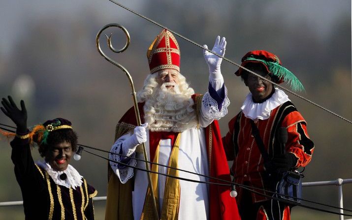 Het wordt hoog tijd dat sinterklaas van straat verdwijnt en de nachtelijke daken van de kinderverbeelding weer opzoekt. Foto ANP