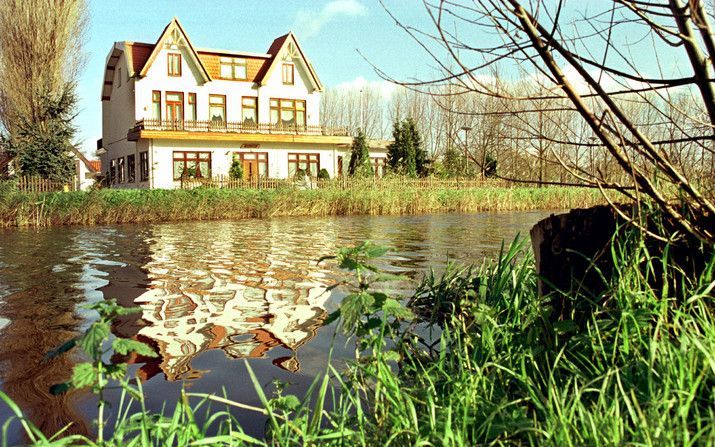 ’t Witte Huis aan de Naarderstraatweg 2, net even onder Muiderberg. Het kapitale, witgepleisterde pand fungeerde in de jaren zestig van de vorige eeuw als sektecentrum van Lou de Palingboer. Hier gebeurden vreemde dingen, zo vreemd dat een van zijn aanhan