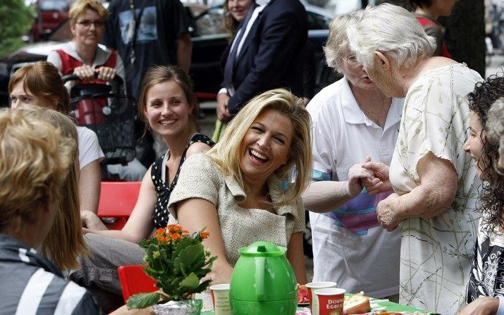 Prinses Màxima heeft donderdag een ’bakkie’ koffie gedronken met inwoners van Amsterdam-Oost. Ze nam een kijkje bij het project ’Bakkie in de buurt’ op het Kastanjeplein. De bewoners waren vereerd met zulk hoog bezoek en grepen hun kans om even een praatj