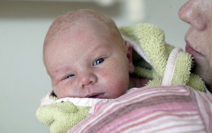 Minister Klink (Volksgezondheid) gaat ervan uit dat het tekort aan kraamverzorgenden binnen afzienbare tijd is opgelost. De kleine geboortepiek die deze zomer wordt verwacht, kan met flexibele inzet van kraamverzorgenden worden opgevangen. Foto ANP