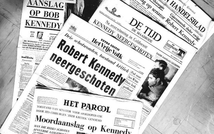 NEW YORK - Zo reageerden de Amsterdamse avondbladen op het nieuws over de aanslag op senator Robert Kennedy. Foto ANP