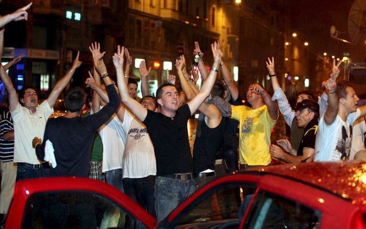 SARAJEVO - Bosnische moslims vieren feest in de straten van Sarajevo, na de arrestatie van Radovan Karadzic. Foto EPA