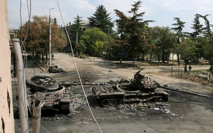 Verwoeste Georgische tanks in de straten van Tskhinvali.