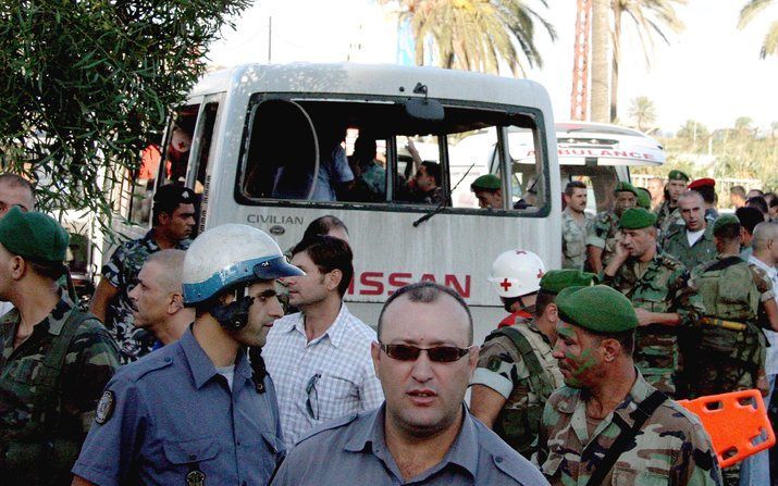 TRIPOLI – Libanese politieagenten en militairen inspecteren de bus waarin maandagmorgen een bom ontplofte. Bij de explosie kwamen vijf militairen om het leven. Foto: EPA