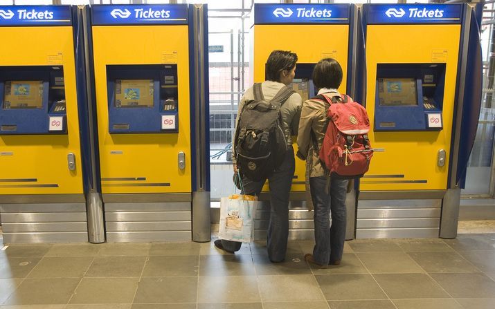 ROTTERDAM - Kaartjesautomaten op station Rotterdam. Foto ANP